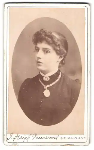 Fotografie J. Haigh Greenwood, Brighouse, Portrait bildschönes Fräulein mit Halskette und Brosche am Blusenkragen