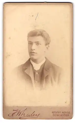 Fotografie J. W. Haley, Doncaster, Portrait charmanter junger Mann im Jackett