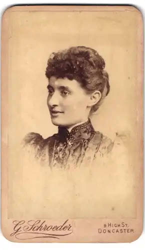 Fotografie G. Schroeder, Doncaster, 9 High St., Portrait bildschöne junge Frau mit Brosche am bestickten Blusenkragen