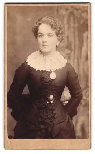 Fotografie A. R. Edwards, Selkirk, Tower Street, Portrait schöne junge Frau mit lockigem Haar