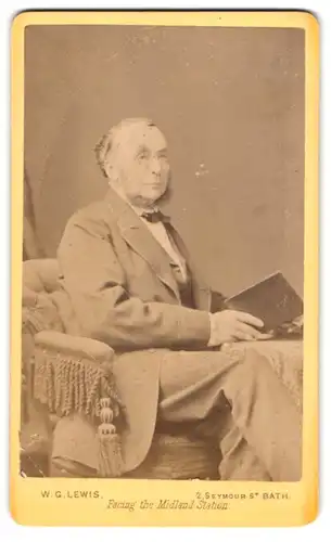 Fotografie W. G. Lewis, Bath, 2 Seymour St., Portrait stattlicher Herr hält ein Buch in den Händen