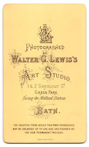 Fotografie W. G. Lewis, Bath, 2 Seymour St., Portrait stattlicher Herr hält ein Buch in den Händen