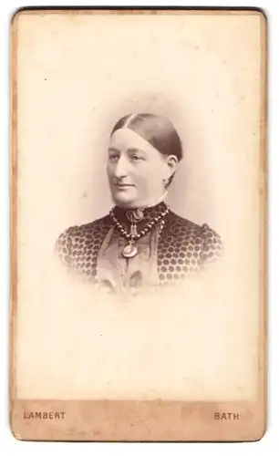 Fotografie Lambert, Bath, 32 Milsom Street, Portrait schöne Frau mit Halskette und Brosche am Blusenkragen