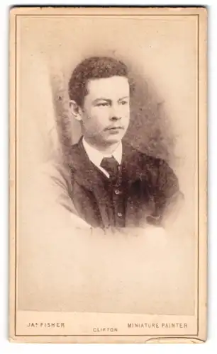 Fotografie J. Fisher, Clifton, 59 White Ladies Road, Portrait junger charmanter Mann mit Krawatte im Jackett