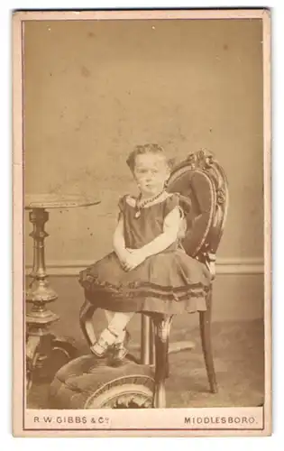 Fotografie R. W. Gibbs & Co., Middlesboro, 20 Wilson Street, Portrait süsses Mädchen im hübschen Kleidchen