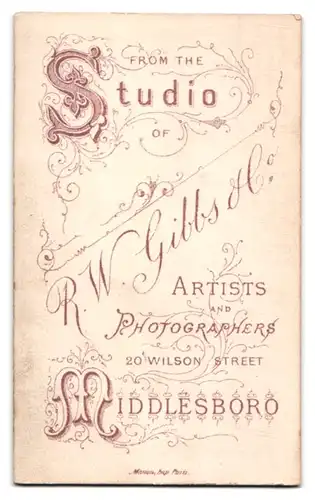 Fotografie R. W. Gibbs & Co., Middlesboro, 20 Wilson Street, Portrait süsses Mädchen im hübschen Kleidchen