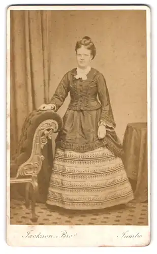 Fotografie Jackson Bro, Middleton, Portrait hübsche junge Frau im prachtvollen Kleid