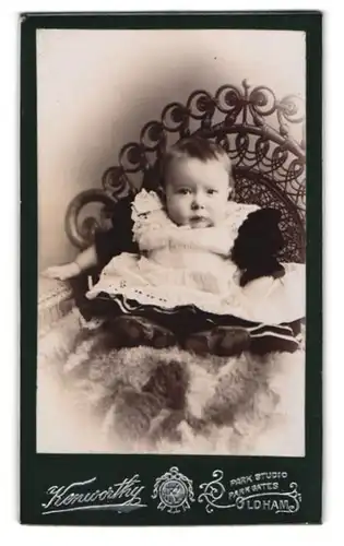 Fotografie Kenworthy, Oldham, Park Gates, Portrait süsses Baby im weissen Rüschenkleidchen