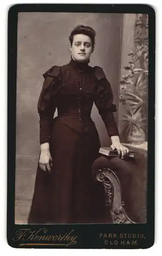 Fotografie F. Kenworthy, Oldham, Portrait dunkelhaarige Schönheit im prachtvollen Kleid