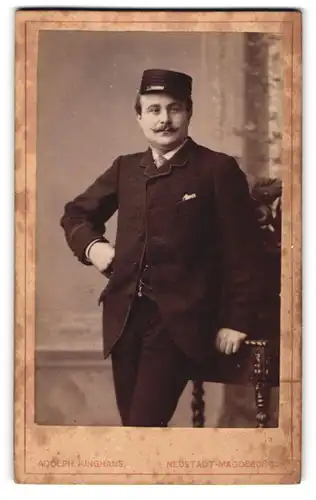 Fotografie Adolph Junghans, Neustadt-Magdeburg, Portrait Page in Uniform mit Mustach