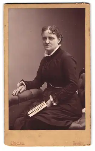 Fotografie G. Higginson, Bowdon, Portrait einer elegant gekleideten Frau mit Buch in der Hand