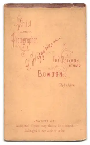 Fotografie G. Higginson, Bowdon, Portrait einer elegant gekleideten Frau mit Buch in der Hand