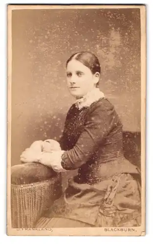 Fotografie J. Frankland, Blackburn, Preston New Road, Portrait schönes Fräulein in elegantem Kleid