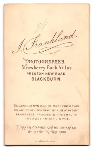 Fotografie J. Frankland, Blackburn, Preston New Road, Portrait schönes Fräulein in elegantem Kleid