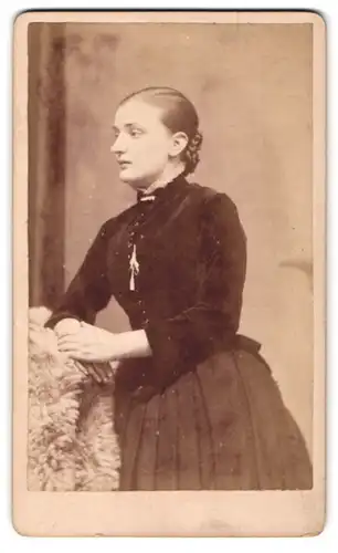 Fotografie A. Jennings & Co., Blackburn, 41. Victoria Street, Portrait bildschönes Fräulein mit Flechtdutt