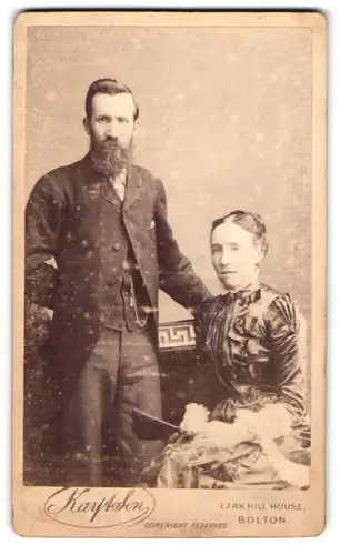 Fotografie Kay & Son, Bolton, 160 St. George's Road, Portrait eines elegant gekleideten Paares