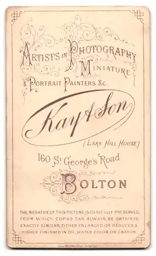 Fotografie Kay & Son, Bolton, 160 St. George's Road, Portrait eines elegant gekleideten Paares