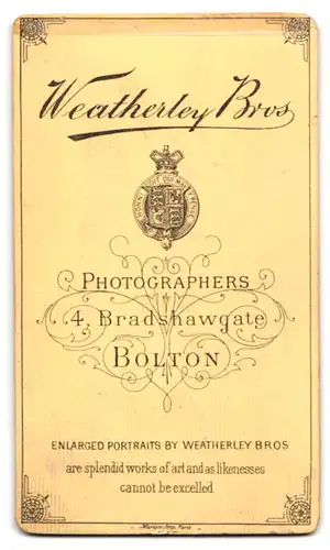 Fotografie Weatherley Bros, Bolton, 4 Bradshawgate, Portrait schöne junge Frau mit Brosche am Blusenkragen