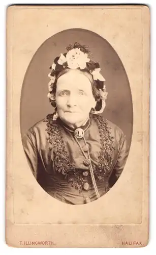 Fotografie T. Illingworth, Halifax, 41, Crown Street, Ältere Dame mit Blumenhaarschmuck