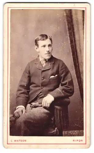 Fotografie C. Watson, Ripon, Sitzender Herr mit Jacke, Krawatte und Einstecktuch