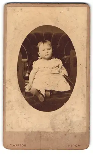 Fotografie C. Watson, Ripon, 4. Kirkgate, Pausbäckiges Kleinkind im Kleidchen