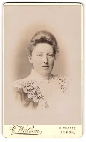 Fotografie C. Watson, Ripon, Hübsche blonde Dame mit Spitzenbluse