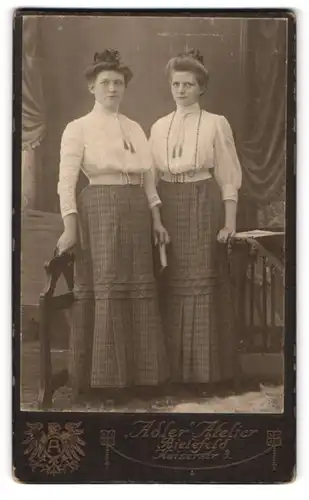 Fotografie Adler Atelier, Bielefeld, Kaiserstrasse 3, Zwei modische Damen im gleichen Kostüm