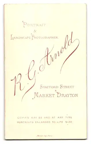 Fotografie Arnold, Market Drayton, Stafford Street, Junge Dame mit Hut