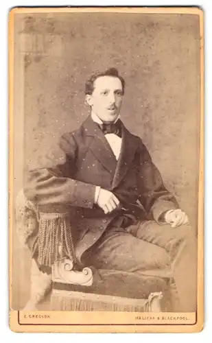Fotografie E. Gregson, Halifax, Waterhouse St., Eleganter Herr im Anzug sitzend
