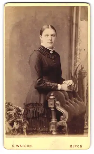 Fotografie C. Watson, Ripon, 4. Kirkgate, Elegante Dame mit Mittelscheitel und Brosche