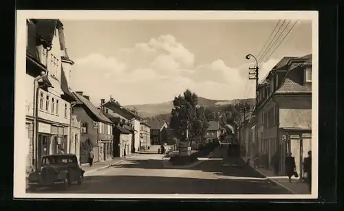 AK Zella-Mehlis /Thür. Wald, Denkmalsplatz mit Geschäften u. Blick a. Spitz. Berg