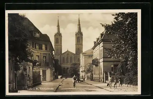 AK Lahr i. B., Schillerstrasse mit Kirche und Radfahrerin