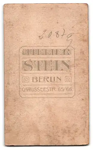 Fotografie Wilhelm Stein, Berlin, Chausseestrasse 65-66, Kleines Kind im Hemd sitzt auf Fell
