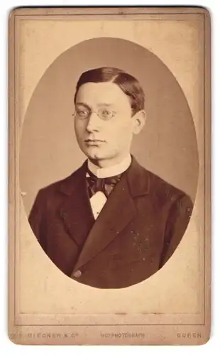 Fotografie E. Biegner & Comp., Guben, Am Wilhelmsplatz 9, Elegant gekleideter Herr mit Brille