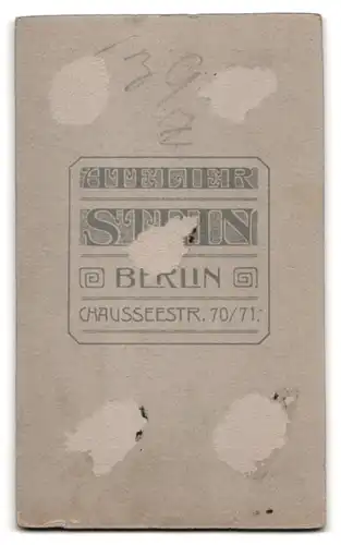 Fotografie Atelier Stein, Berlin, Chausseestrasse 70-71, Junger Herr im Anzug mit einem Buch