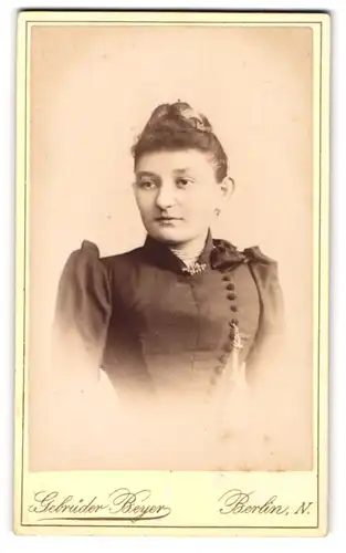 Fotografie Gebrüder Beyer, Berlin, Schönhauser Allee 6, Junge Dame im Kleid mit Hochsteckfrisur