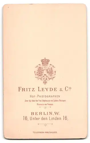 Fotografie Fritz Leyde & Co., Berlin, Unter den Linden 16, Junge Dame im modischen Kleid