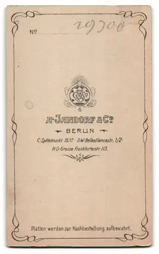 Fotografie A. Jandorf & Co., Berlin, Spittelmarkt 16-17, Bellealliancestrasse 1-2, Junger Herr im Anzug mit Fliege