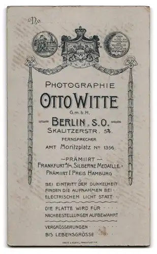 Fotografie Otto Witte G. m. b. H., Berlin, Skalitzerstrasse 54, Eleganter Herr mit Zwicker und Oberlippenbart