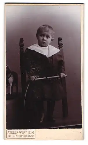 Fotografie Atelier Wertheim, Berlin, Oranienstrasse, Kleiner Junge im Kleid mit Peitsche