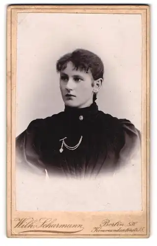 Fotografie Wilh. Scharmann, Berlin, Kommandantenstrasse 15, Junge Dame im schwarzen Kleid