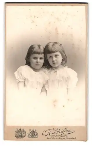Fotografie C. H. Schiffer, Darmstadt, Zimmer-Strasse 3, Zwei Mädchen in weissen Kleidern
