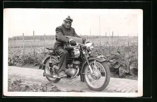 Foto-AK Mann mit Tasche auf Motorrad Herkules