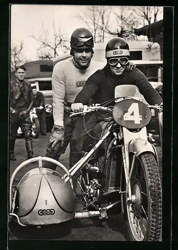 AK Rennfahrer Hans Schumann mit Beifahrer Beer auf Auto Union-DKW Motorrad mit Beiwagen