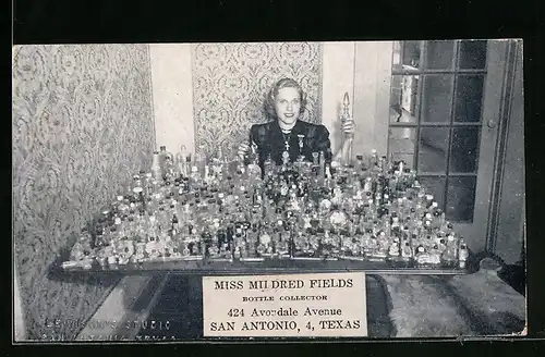 AK San Antonio, TX, 424. Avondale Avenue, Miss Mildred Field mit ihrer Sammlung von Parfumflaschen