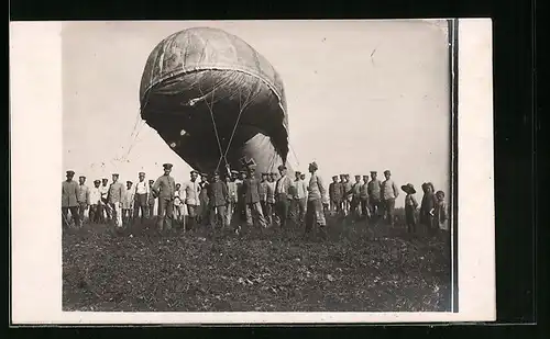 Foto-AK Deutsche Soldaten mit aufsteigendem Fesselballon