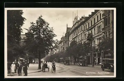 AK Wiesbaden, Taunusstrasse mit Passanten und Autos