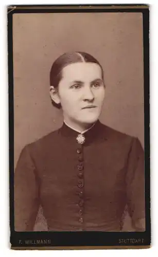 Fotografie F. Willmann, Stuttgart, Marienstr. 36, Portrait bildschönes Fräulein mit Brosche am Kleiderkragen