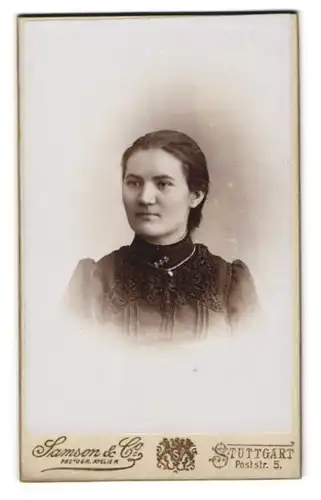 Fotografie Samson & Co., Stuttgart, Poststr. 5, Portrait bildschönes Fräulein mit Brosche und Halskette