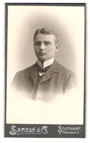 Fotografie Samson & Co., Stuttgart, Poststr. 5, Portrait blonder junger Mann im Nadelstreifenjackett